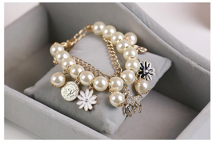 Perlen Blumen Armband – Eleganter Schmuck mit zeitloser Schönheit