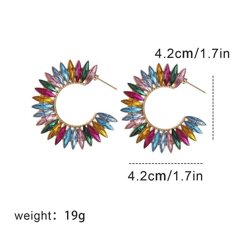 Bunte Glasspitze Diamant C-förmige große Ohrringe mit weiblichem Design-Sinn, offene kreisförmige Diamant-Inlay-Ohrringe