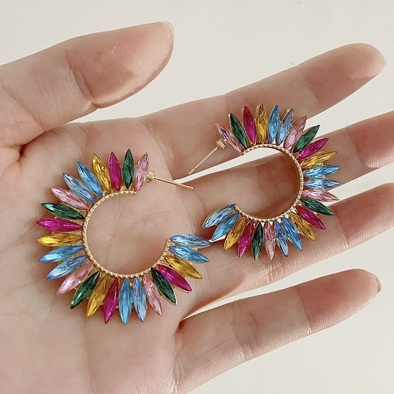 Bunte Glasspitze Diamant C-förmige große Ohrringe mit weiblichem Design-Sinn, offene kreisförmige Diamant-Inlay-Ohrringe