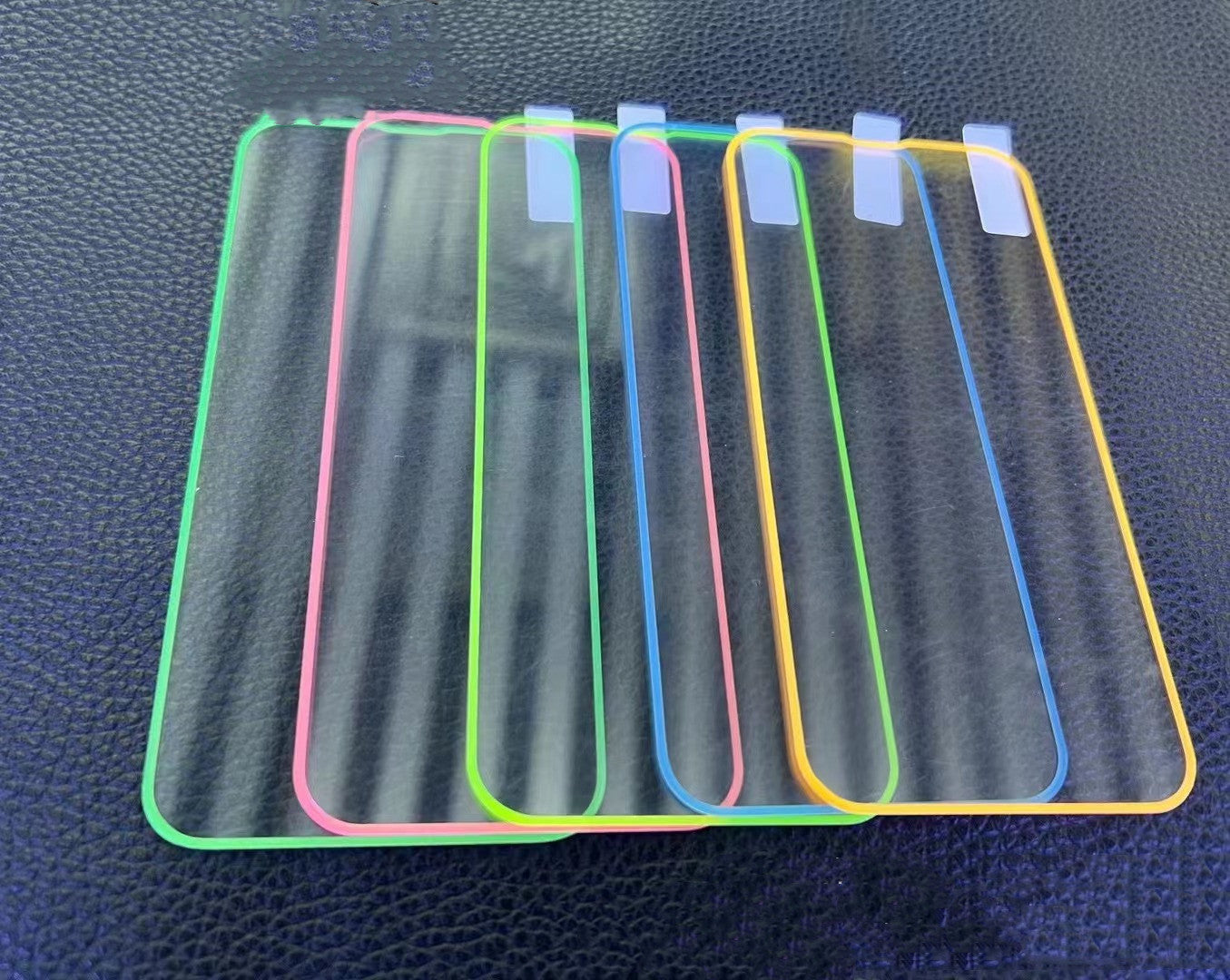 Fluoreszierender Film aus gehärtetem Glas im Vollbildmodus