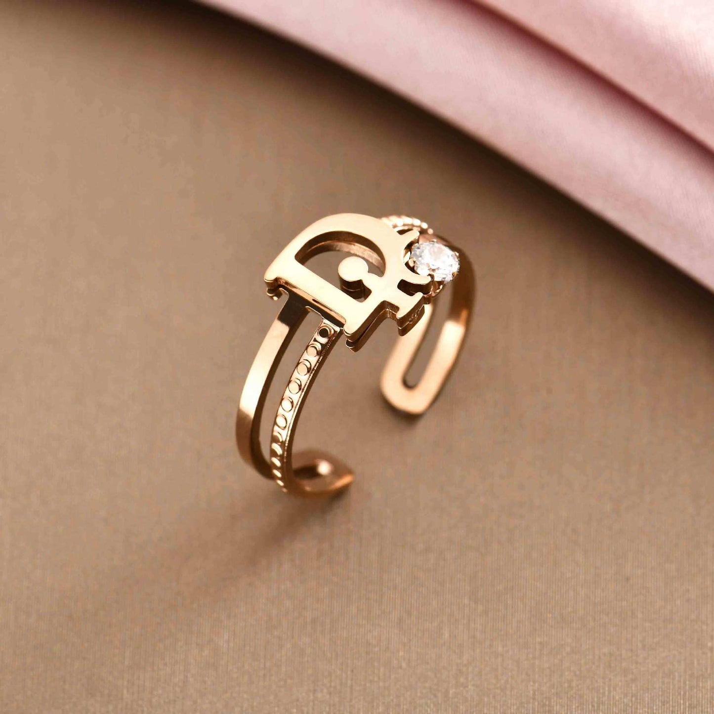 Damenring aus Titanstahl mit Goldeinlage & Strass – Geometrisches Design