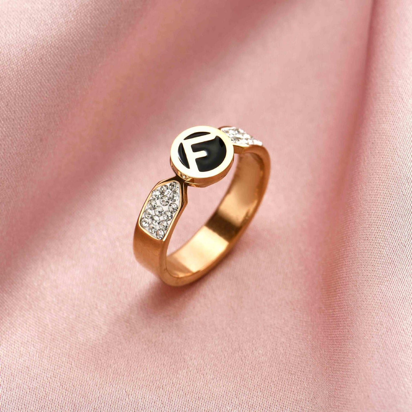 Damenring aus Titanstahl mit Goldeinlage & Strass – Geometrisches Design