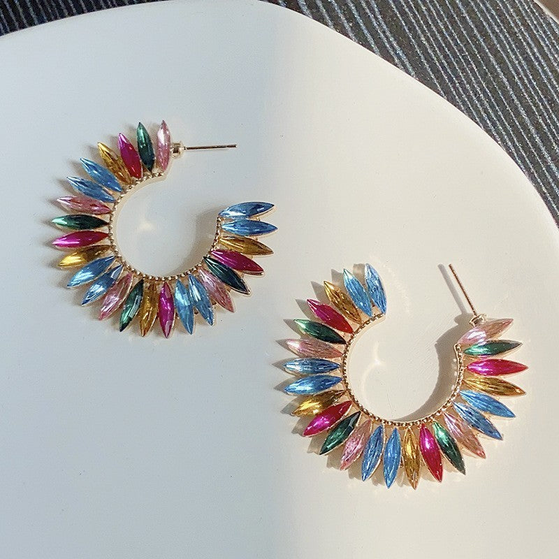 Bunte Glasspitze Diamant C-förmige große Ohrringe mit weiblichem Design-Sinn, offene kreisförmige Diamant-Inlay-Ohrringe