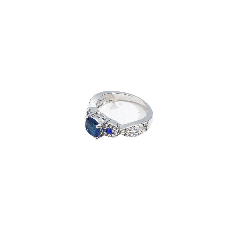 Geometrischer Ring mit bunten Edelsteinen – Advanced Color Matching