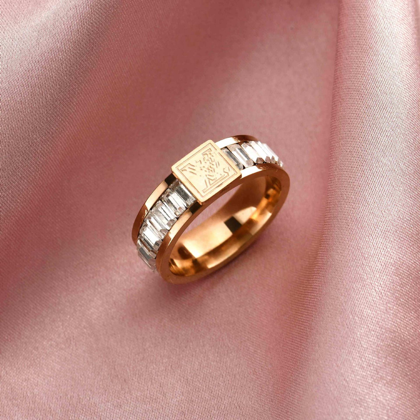 Damenring aus Titanstahl mit Goldeinlage & Strass – Geometrisches Design