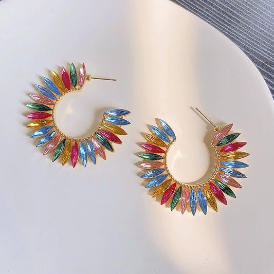 Bunte Glasspitze Diamant C-förmige große Ohrringe mit weiblichem Design-Sinn, offene kreisförmige Diamant-Inlay-Ohrringe