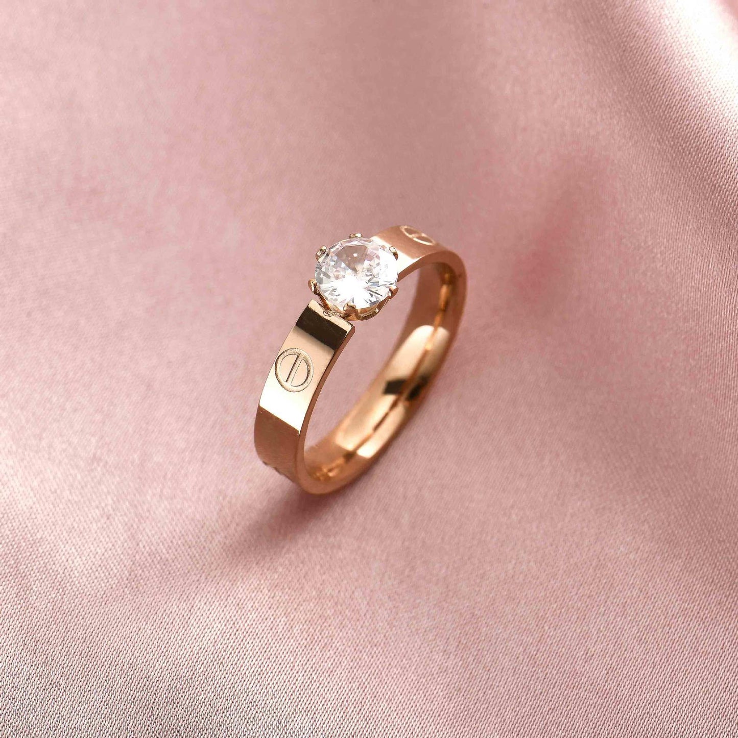 Damenring aus Titanstahl mit Goldeinlage & Strass – Geometrisches Design