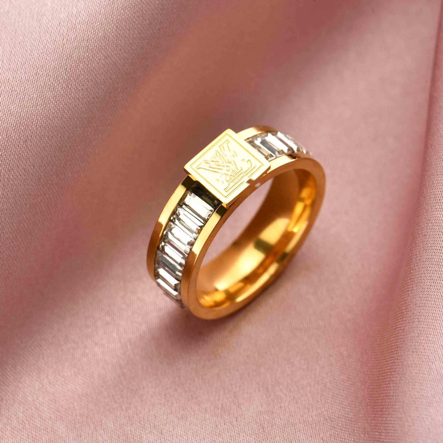 Damenring aus Titanstahl mit Goldeinlage & Strass – Geometrisches Design