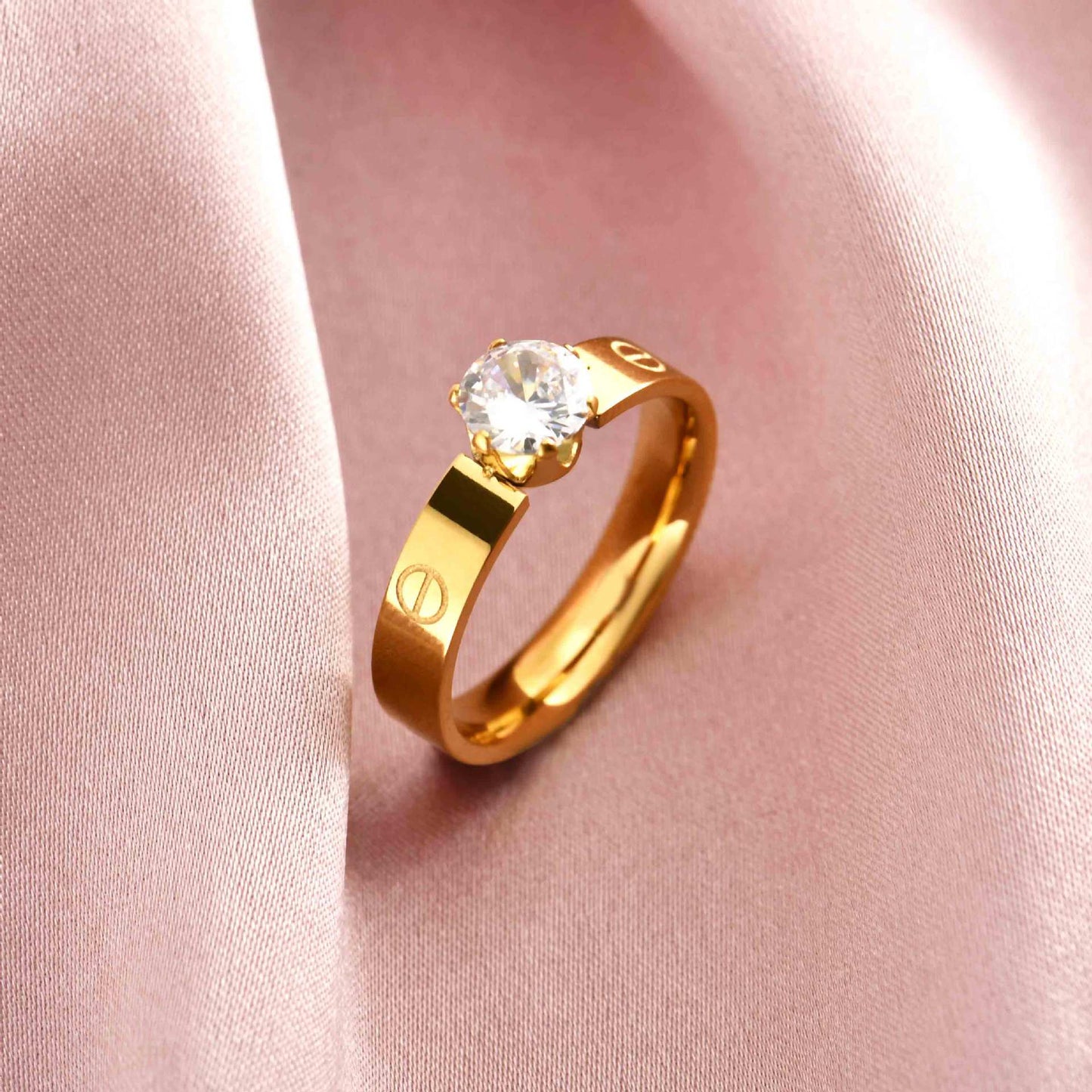 Damenring aus Titanstahl mit Goldeinlage & Strass – Geometrisches Design