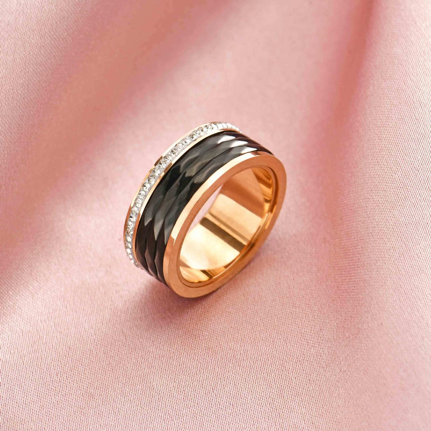 Damenring aus Titanstahl mit Goldeinlage & Strass – Geometrisches Design